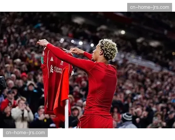 英超赛场边后卫插上助攻战术兴起，弗林蓬与凯尔凯兹成典型代表