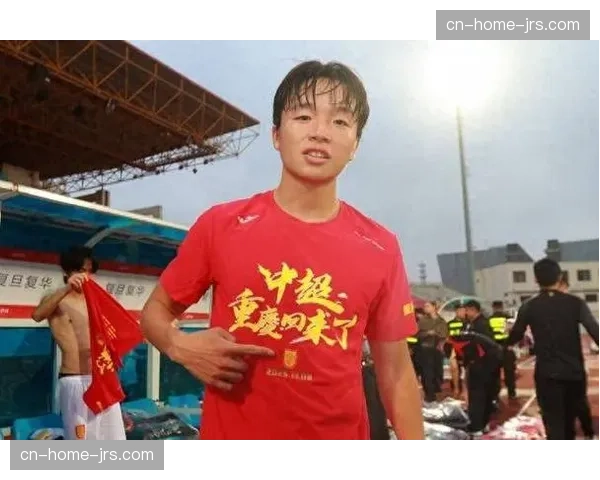 杜月徵铲球染红李镇全禁赛，重庆铜梁龙防守端面临人员危机